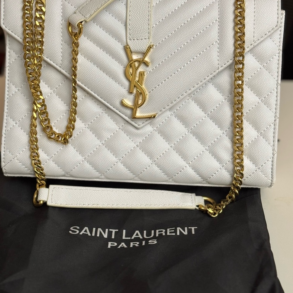 White shoulder Bag with gold chain